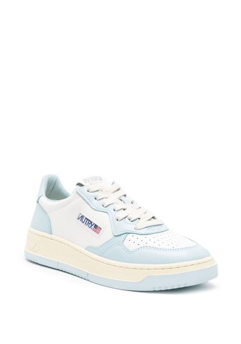 Sneakers in pelle di vitello celeste e bianca con logo Autry sul lato AUTRY | AULW-WB40WHT/ST BLUE